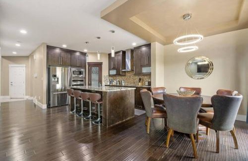 Northwest Edmonton Casa | Large Detached Near Anthony Henday in Albany with 2 Living Rooms, Netflix, Office Space, AC, Perfect for Families, Sleeps 13
