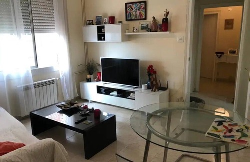 Sant Gervasi – la Bonanova Apartamento | Habitación doble grande con escritorio , con cama grande, gran armario, ventana.