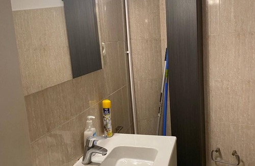 Sant Gervasi – la Bonanova Apartamento | Habitación doble grande con escritorio , con cama grande, gran armario, ventana.