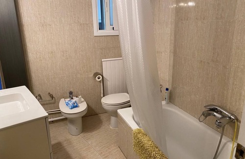 Sant Gervasi – la Bonanova Apartamento | Habitación doble grande con escritorio , con cama grande, gran armario, ventana.