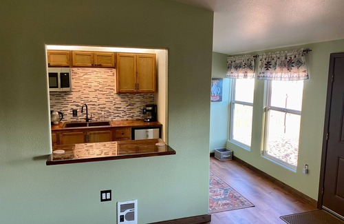 Moriarty Apartamento | Large Efficiency Apartment w/ Kitchenette, Laundry & Screened Porch