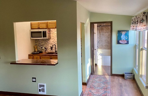 Moriarty Apartamento | Large Efficiency Apartment w/ Kitchenette, Laundry & Screened Porch