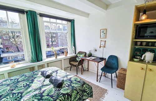 Plantage Cama Y Desayuno | Large en-suite room in historic Canalhouse from 1729