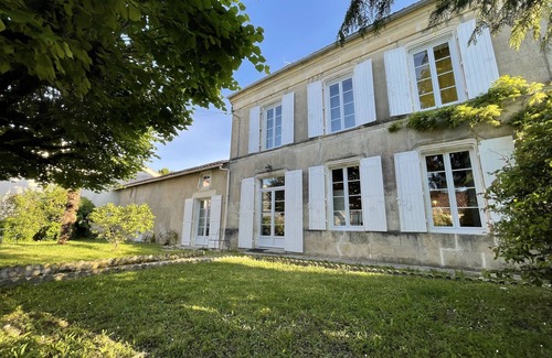 Villeneuve-la-Comtesse Casa | Gran casa familiar con piscina privada.