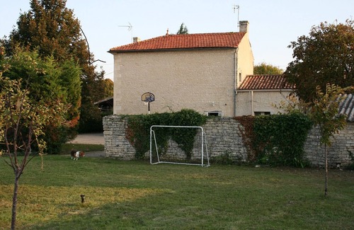 Villeneuve-la-Comtesse Casa | Gran casa familiar con piscina privada.