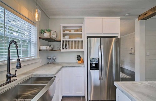Uvalde Casa | Large Family Cottage near Main St Shops! Sleeps 9.