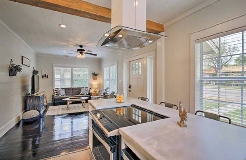 Uvalde Casa | Large Family Cottage near Main St Shops! Sleeps 9.