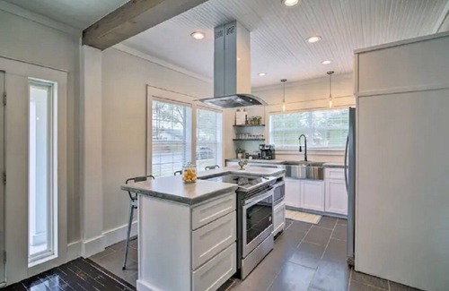 Uvalde Casa | Large Family Cottage near Main St Shops! Sleeps 9.