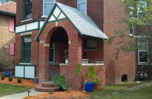 Michigan City Apartamento | Large family friendly bottom unit, 3 minutes to lake, downtown & casino.