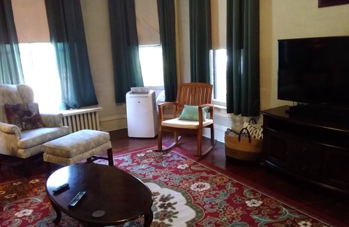 Michigan City Apartamento | Large family friendly bottom unit, 3 minutes to lake, downtown & casino.