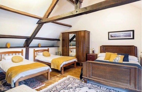 Mohon Otro | Gran casa con piscina, solarium, spa, bar y sala de juegos. Habitaciones con baño