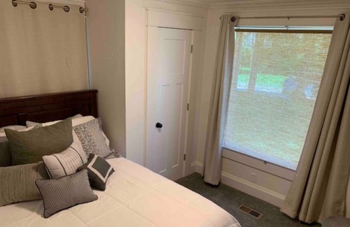 South Kansas City Villa | Large Family getaway-mins to stadiums and downtown. Sleeps up to 25.