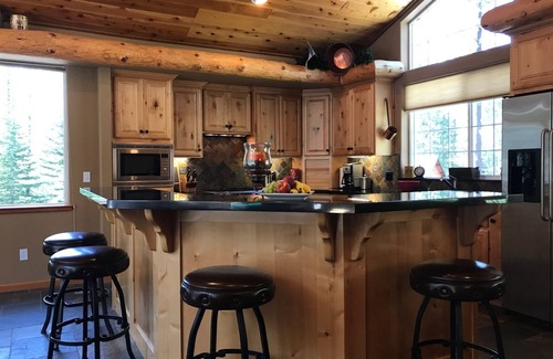 Tahoe Paradise Casa | Gran casa familiar en un entorno tranquilo y arbolado cerca de todo