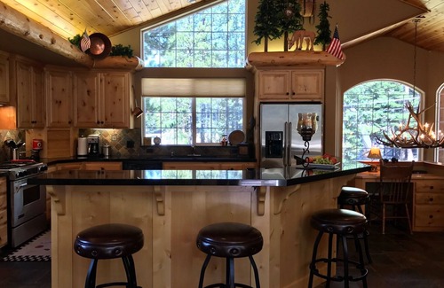 Tahoe Paradise Casa | Gran casa familiar en un entorno tranquilo y arbolado cerca de todo