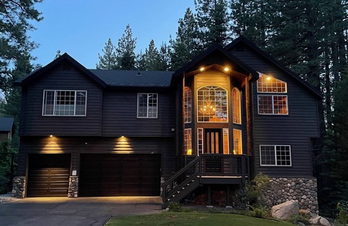 Tahoe Paradise Casa | Gran casa familiar en un entorno tranquilo y arbolado cerca de todo
