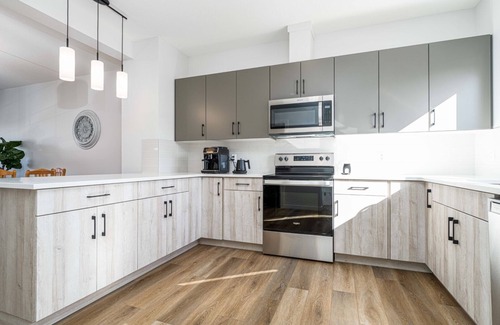 St. Albert Casa | Large family home in St Albert sleeps 10, EV rental available, 15min to WEM