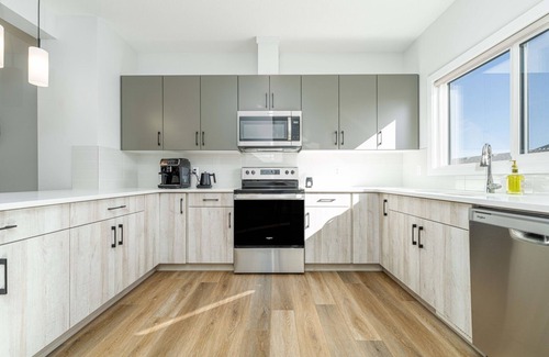 St. Albert Casa | Large family home in St Albert sleeps 10, EV rental available, 15min to WEM