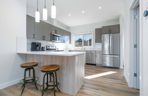 St. Albert Casa | Large family home in St Albert sleeps 10, EV rental available, 15min to WEM