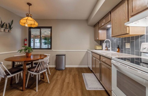 Jacksonville Casa | Large Family House 15min to Base