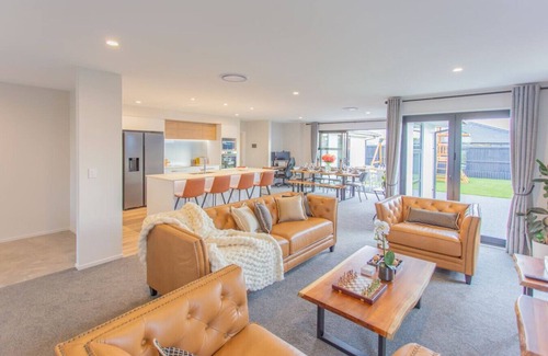 Lincoln Casa | Large Family Retreat Spacious Home, Games Room Sleeps 12