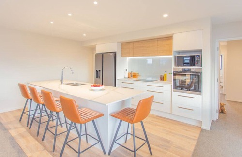 Lincoln Casa | Large Family Retreat Spacious Home, Games Room Sleeps 12