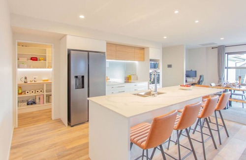 Lincoln Casa | Large Family Retreat Spacious Home, Games Room Sleeps 12