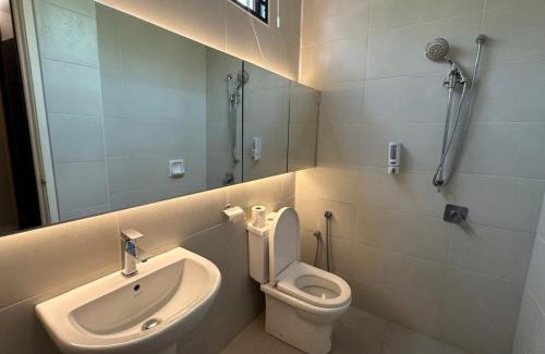 Batu Ferringhi Villa | Large Family Villa Beach & Night Market Steps Away 20 Pax