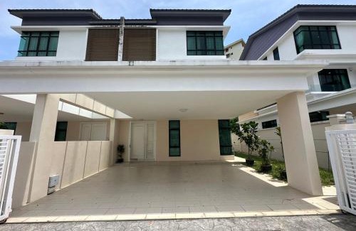 Batu Ferringhi Villa | Large Family Villa Beach & Night Market Steps Away 20 Pax