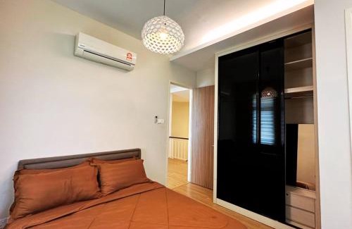 Batu Ferringhi Villa | Large Family Villa Beach & Night Market Steps Away 20 Pax