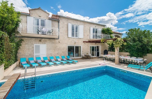 Mirce Villa | Gran villa familiar con piscina climatizada directamente en la playa - ¡Vista al mar desde su cama!
