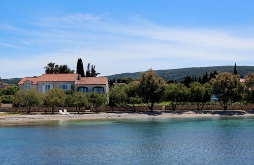 Mirce Villa | Gran villa familiar con piscina climatizada directamente en la playa - ¡Vista al mar desde su cama!