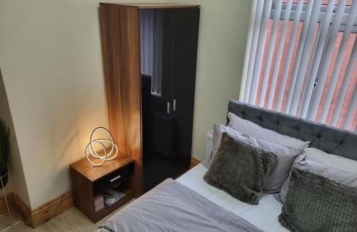 Cheetham Hill Casa | Large four bedroom house in manchester near centre