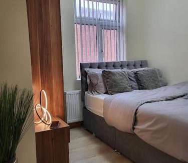 Cheetham Hill Casa | Large four bedroom house in manchester near centre
