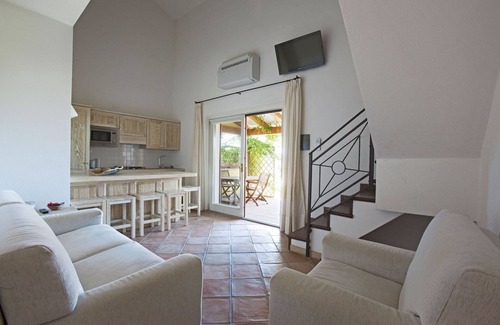 Porto Pozzo Casa | Amplio apartamento de cuatro habitaciones, residencia con piscina, a 350 metros de la playa, con vistas al mar