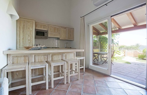 Porto Pozzo Casa | Amplio apartamento de cuatro habitaciones, residencia con piscina, a 350 metros de la playa, con vistas al mar