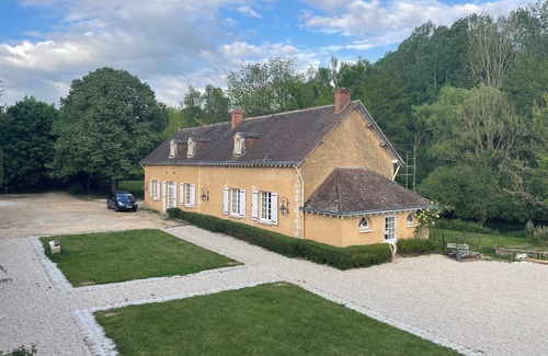 Cloyes-les-Trois-Rivieres Casa | Large, secluded house on the waterfront