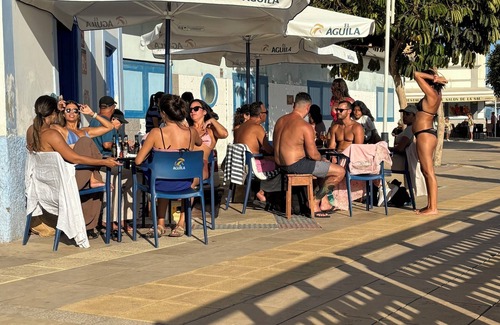 Playa de Arinaga Apartamento | Large, fully equipped apartment in a quiet and trendy area by the sea.