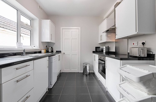St. Thomas Casa | Crymlyn Accommodation - TV in Every Bedroom!
