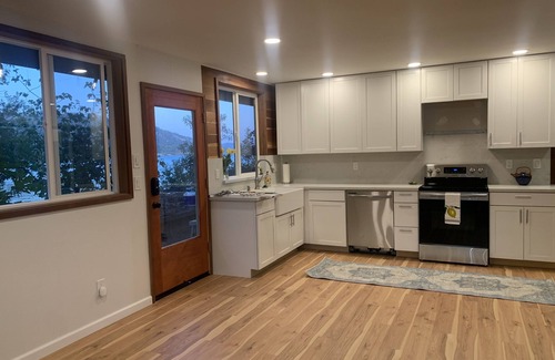 Kelseyville Casa | Large Group Property directly on the Lake!