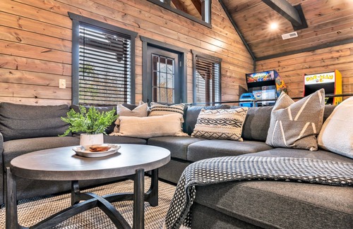Caton Cabina | Large Groups ~2 Pools ~16 BR~Side by Side Cabins
