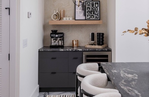 Katie Hill Neighborhood Casa | Large Groups - Rooftop Pools - Sleeps 24