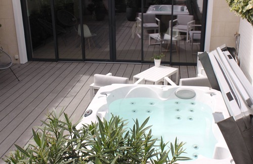 Grand Parc-Paul Doumer Casa | Gran casa de huéspedes con estacionamiento, terraza y jacuzzi en el centro.