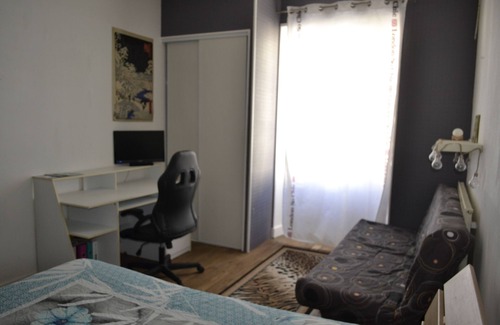 Chef-Boutonne Cama Y Desayuno | Large guest room with bed and sofa bed