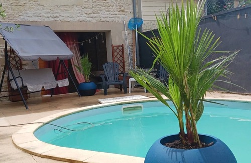Chef-Boutonne Cama Y Desayuno | Large guest room with bed and sofa bed