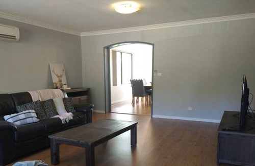 Hackett Casa | Large Happy 5 Bedroom Home @ Hackett!