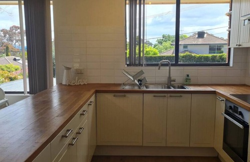 Hackett Casa | Large Happy 5 Bedroom Home @ Hackett!