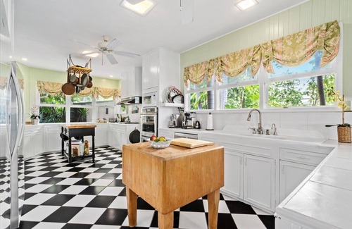 Eastern Honolulu Casa | Large Hawaiian Style Plantation property.