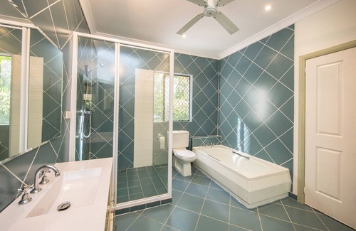 Clifton Beach Villa | Large holiday home with 5 bedrooms and granny flat with 2 bedrooms. Large pool