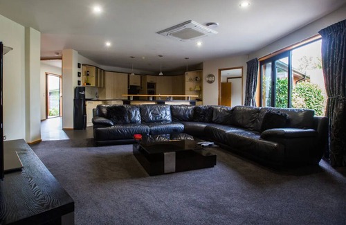 Rolleston Casa | Large Holiday Home in Rolleston
