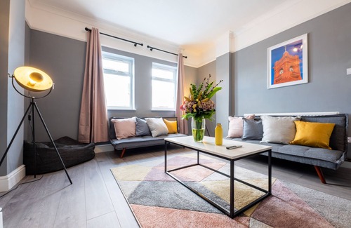 Grangetown Casa | Large Home in Cardiff's City Center 14 Beds